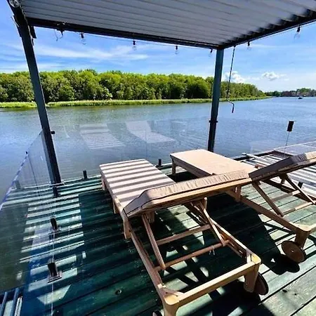 Boat House With Jacuzzi ספינת מלון
