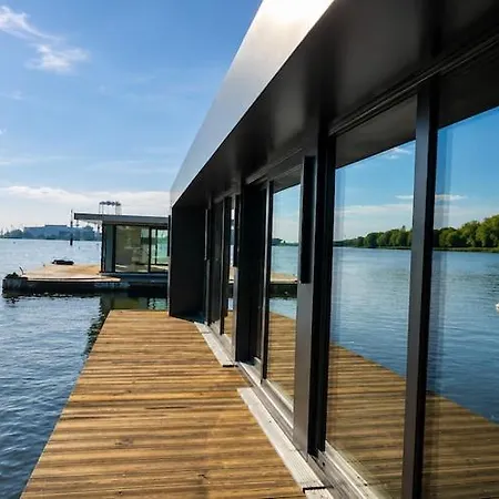 Boat House With Jacuzzi ספינת מלון