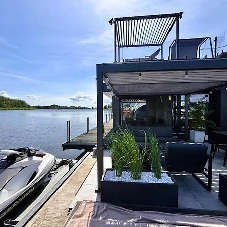 ספינת מלון Boat House With Jacuzzi *