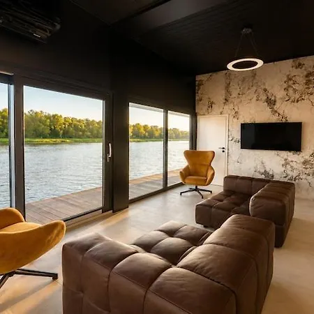 Boat House With Jacuzzi ספינת מלון *