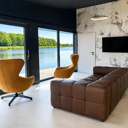Boat House With Jacuzzi *
