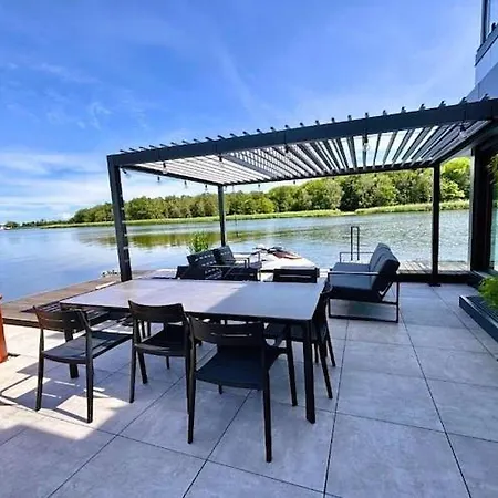 ספינת מלון Boat House With Jacuzzi